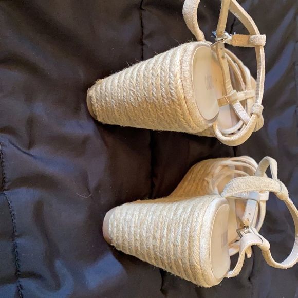 Size 6 M wedged Heels Color: tan - Picture 6 of 9